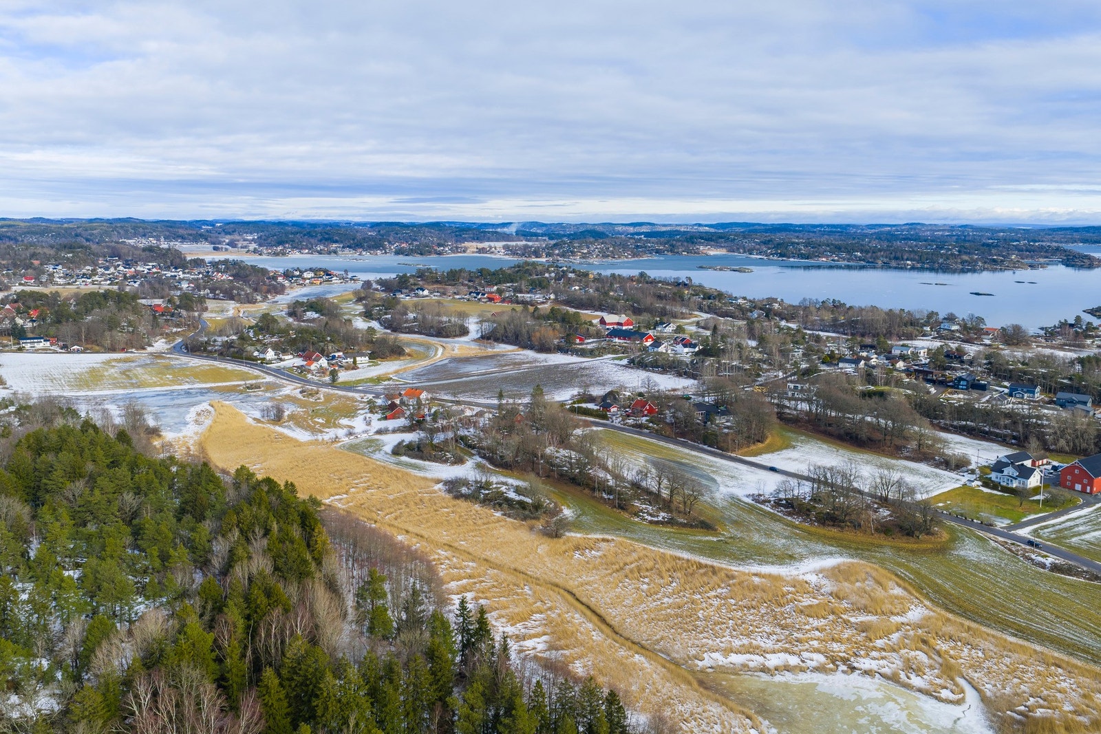 Eiendommen ligger på Østerøya - vis a vis innkjøringen til Skjellvika og er en liten perle som ligger stille, solrikt og vestvendt! Galleribilde