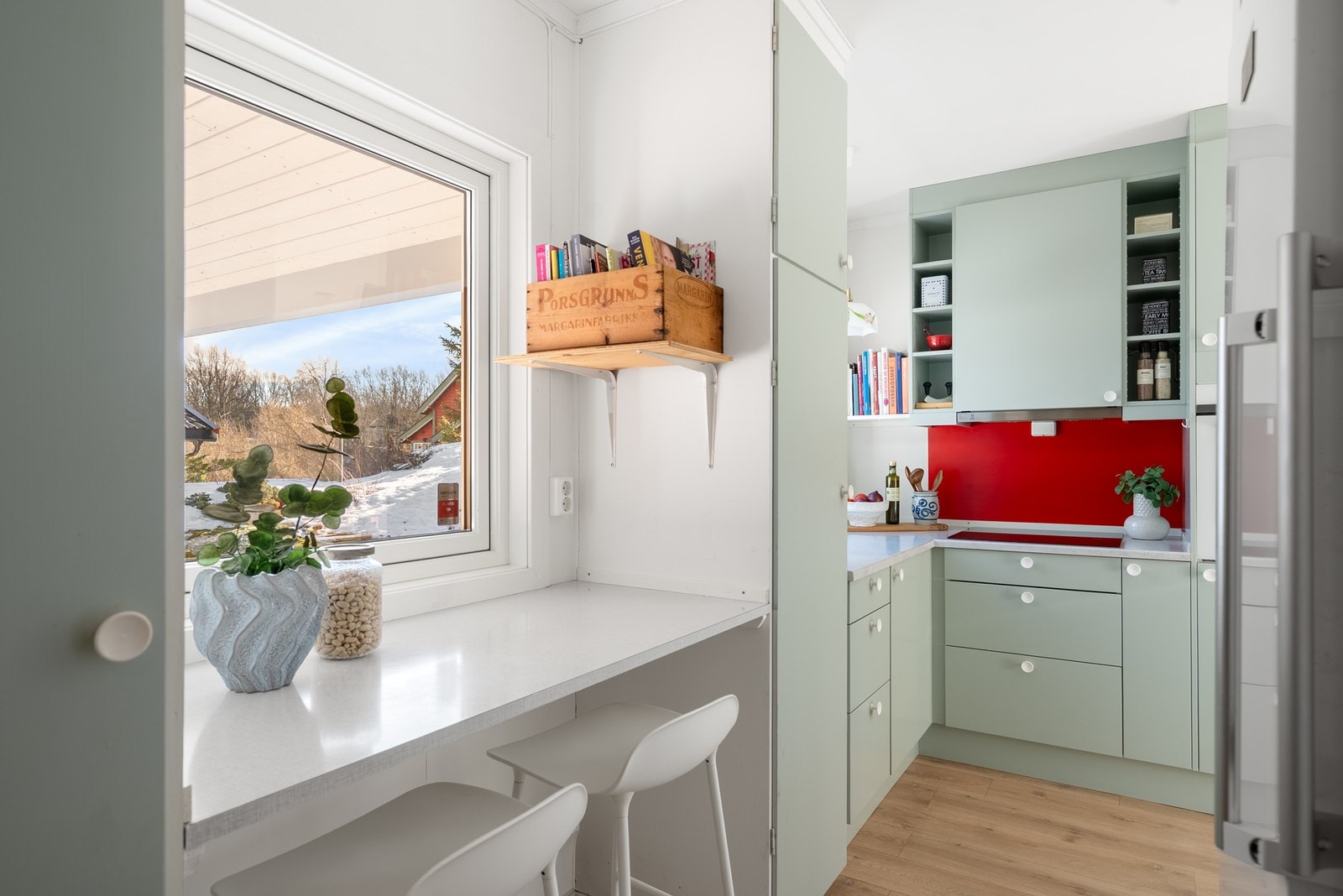 Ekstra benkeplass ved kjøkkenvinduet gir både bedre arbeidsflate og en hyggelig plass med utsyn mens du lager mat Galleribilde