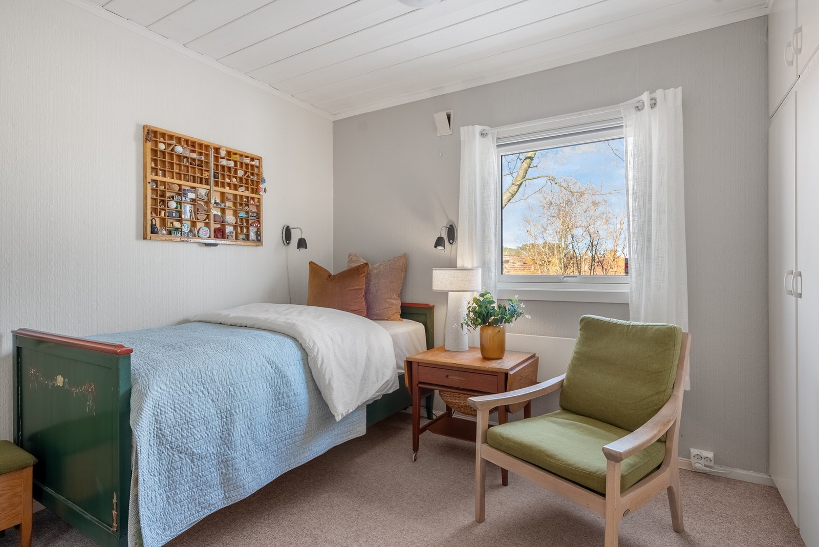 På soverom 2 har du vegg-til-vegg gulvteppe og også her god skapplass Galleribilde