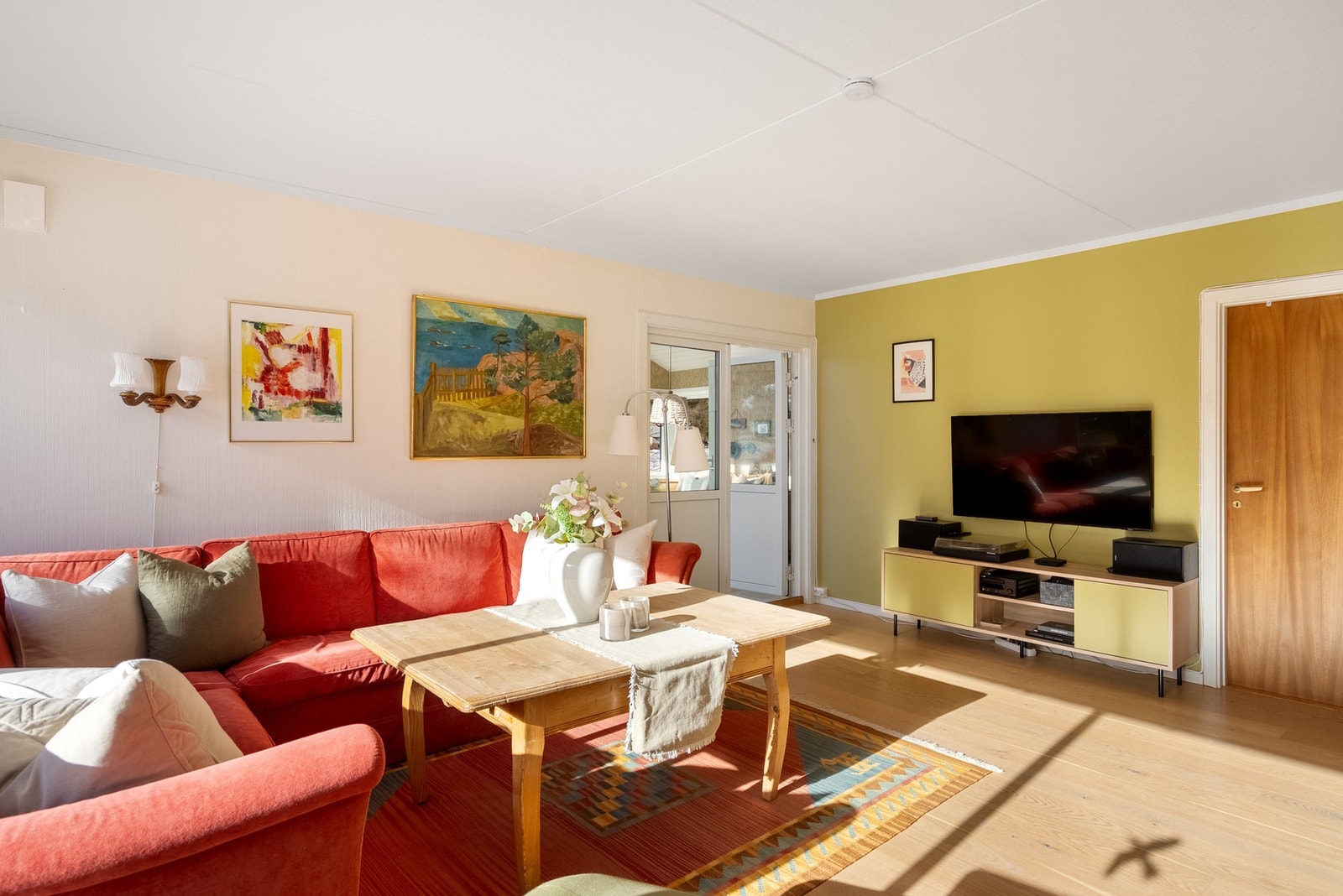 Fra stuen har du direkte utgang til hagestue og ett av boligens soverom Galleribilde