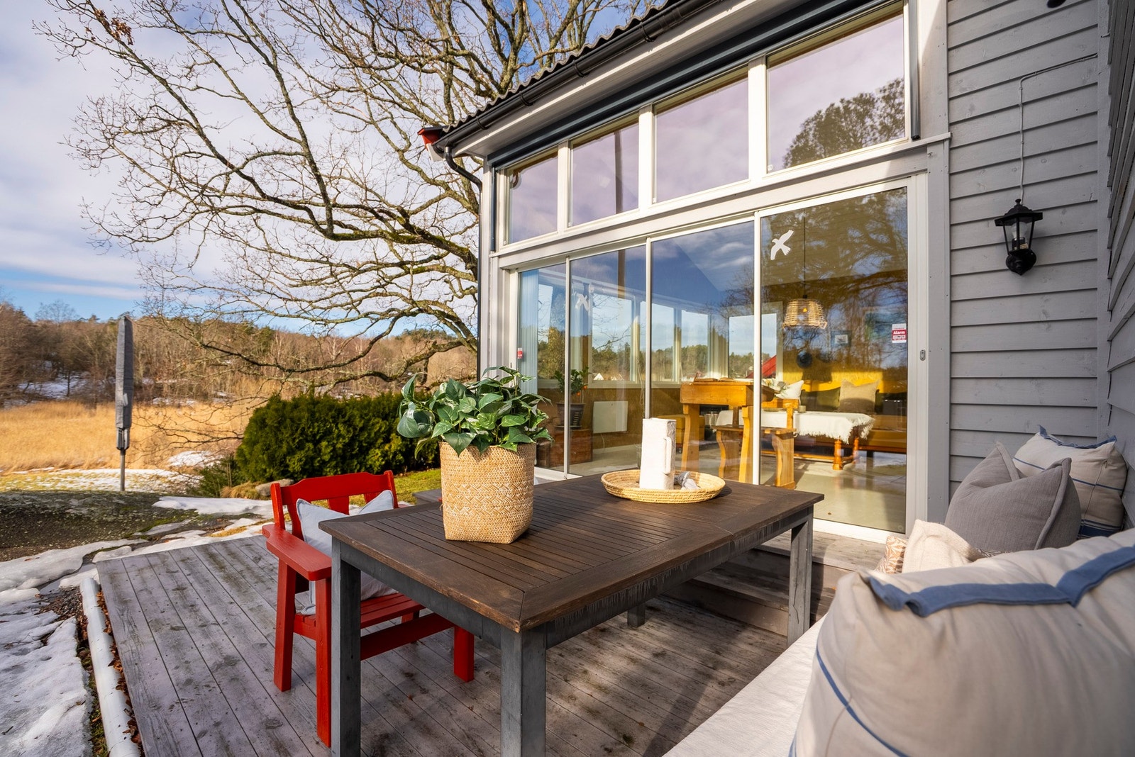 Et koselig terrasseområde i tilknytning til hagestuen - åpne de store skyvedørene og la uteplassen bli en naturlig forlengelse av rommet Galleribilde