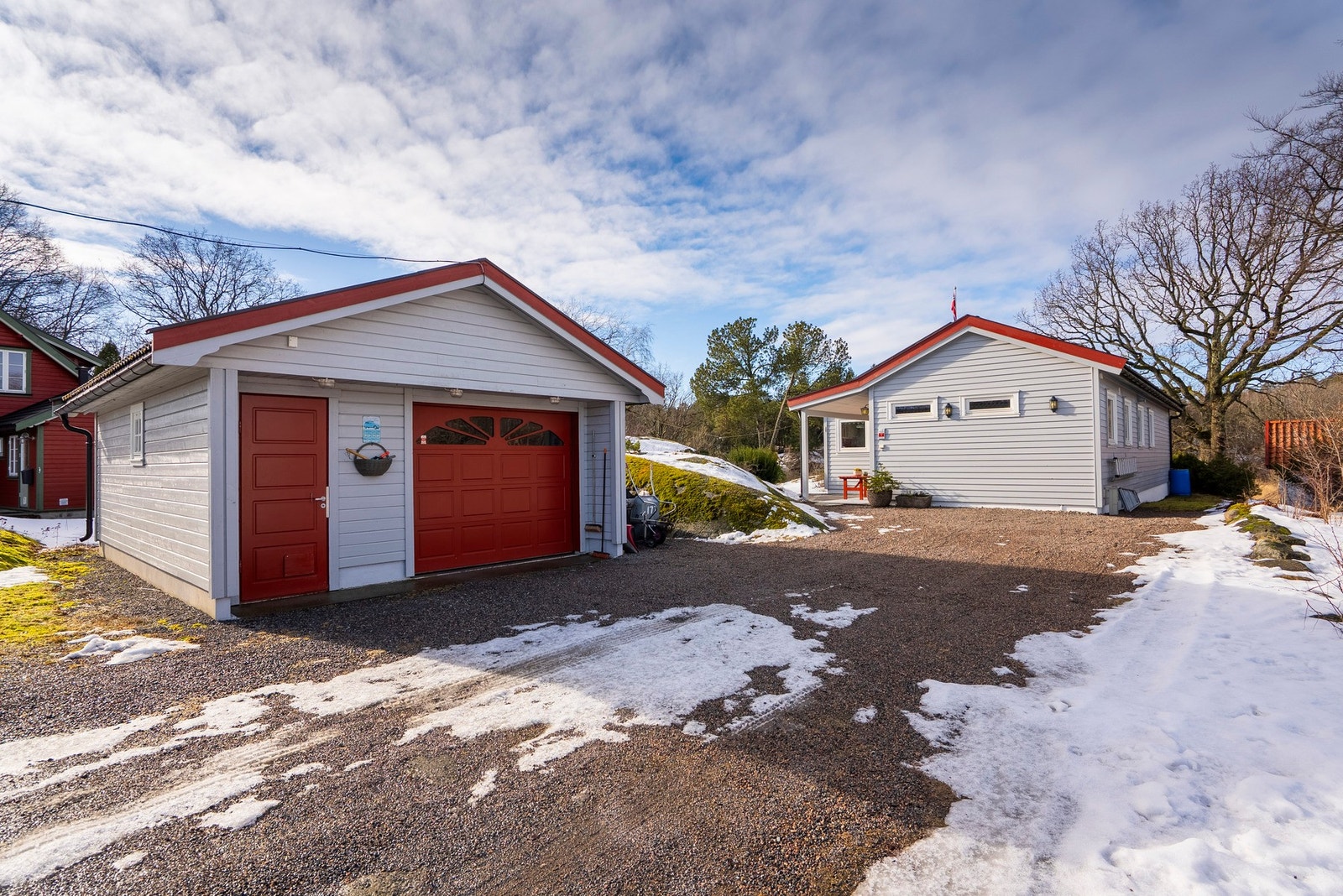 God plass til gjester og parkering i innkjørsel og garasjen Galleribilde