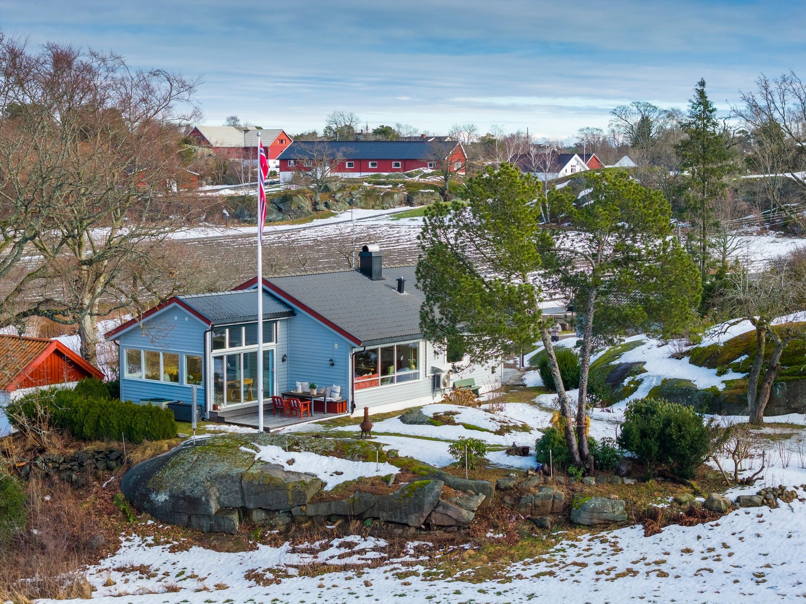 Fredelig beliggende med naturtomt så uteplassen kan kombineres med avslapning og utforsking med de små Galleribilde