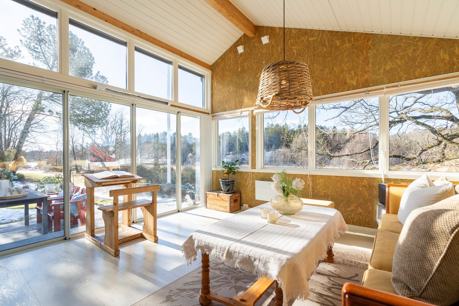 Flott utestue med høy himling Galleribilde