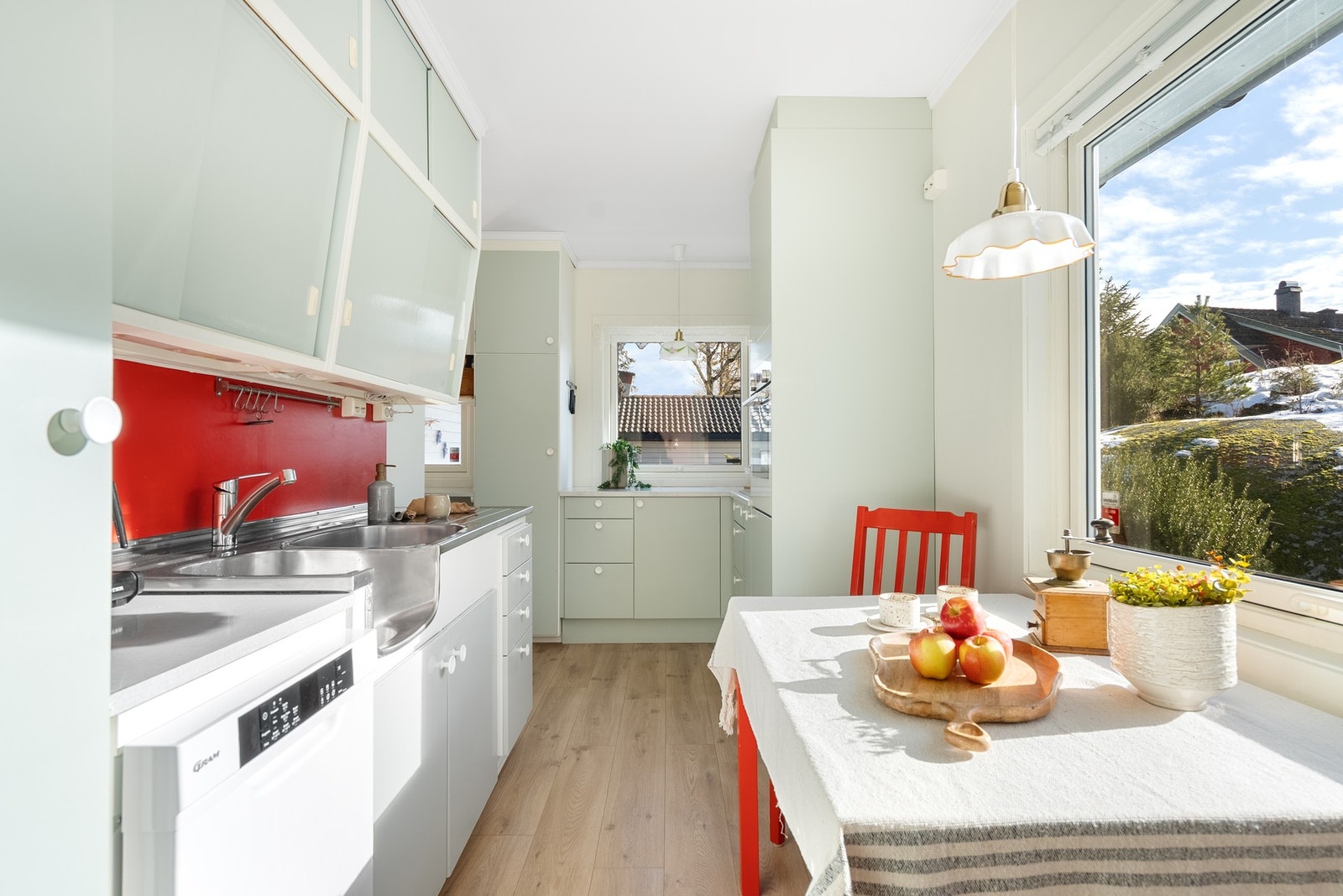 På kjøkkenet har du lyse og nøytrale farger som står fint til det lyse gulvet Galleribilde