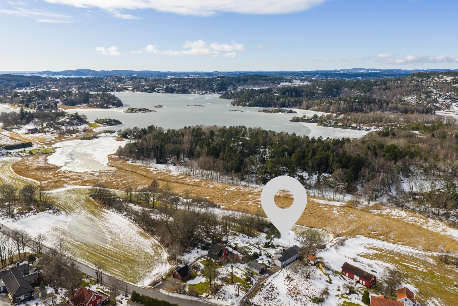 Her har du en fredelig beliggenhet i natuskjønne omgivelser kun ca 8 minutter fra byen Galleribilde