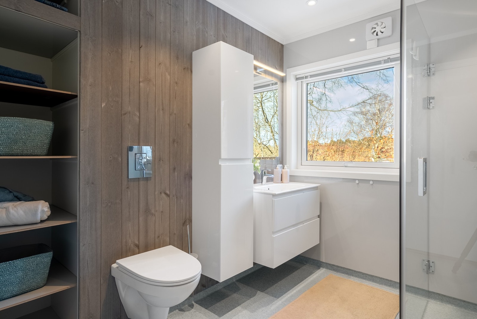 God oppbevaring i plassbygde hyller og et panel som står til naturen utenfor Galleribilde