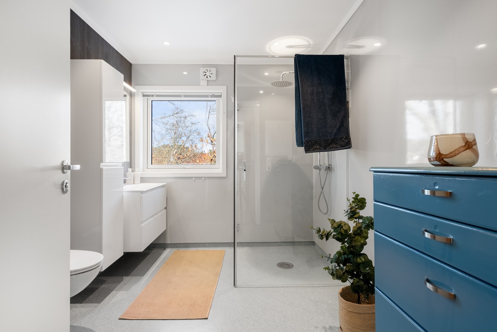 Badet var nytt i 2019, med gulvbelegg og varmekabler og tidløs innredning Galleribilde