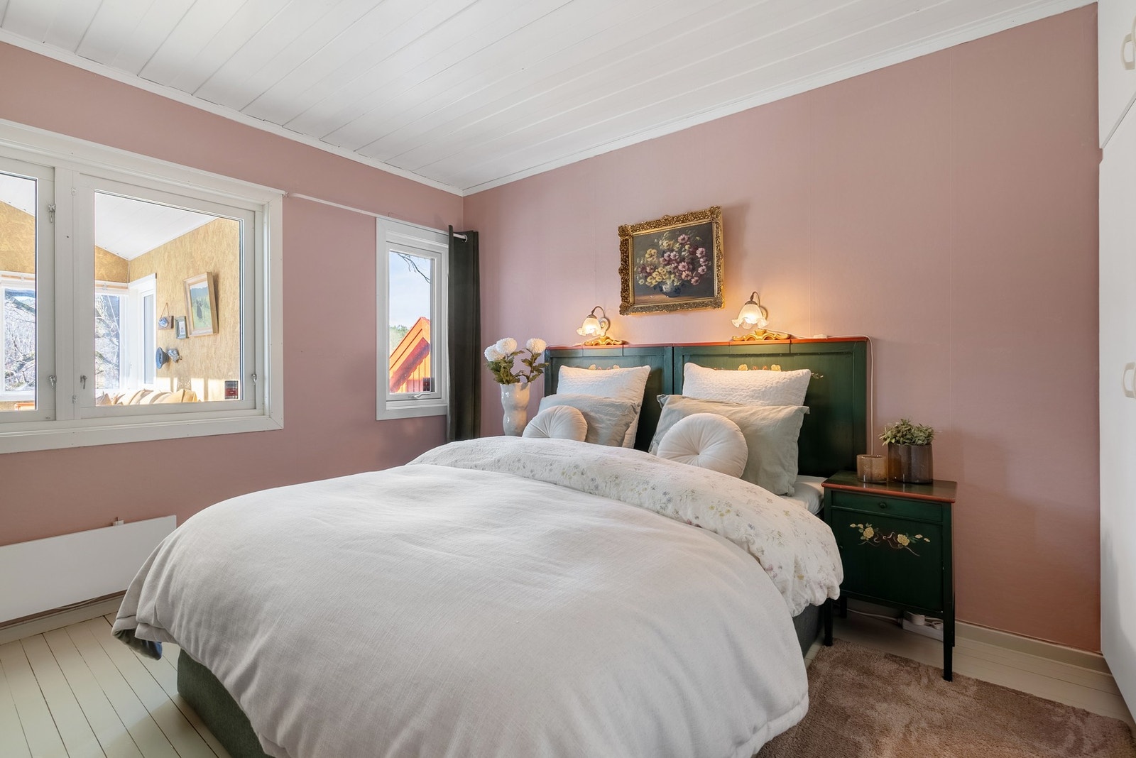 Hovedsoverommet har en god størrelse og skapplass Galleribilde