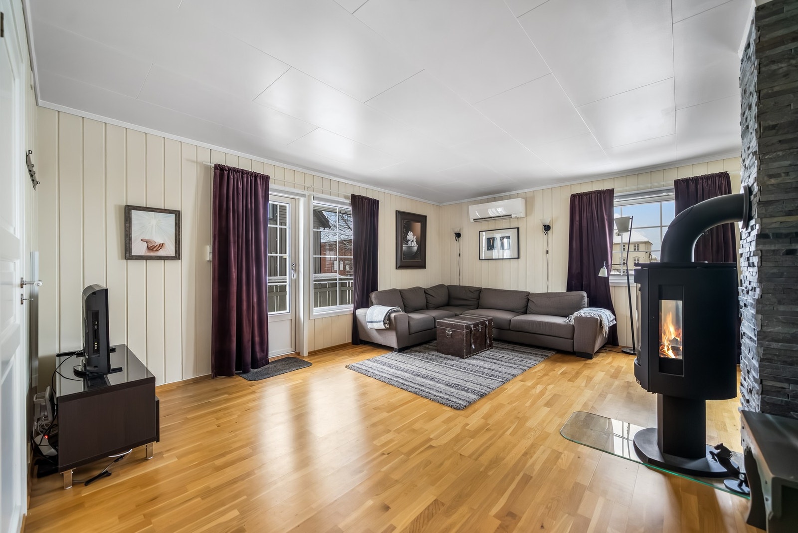 3-stavs parkett på gulv i stue og kjøkken. Galleribilde