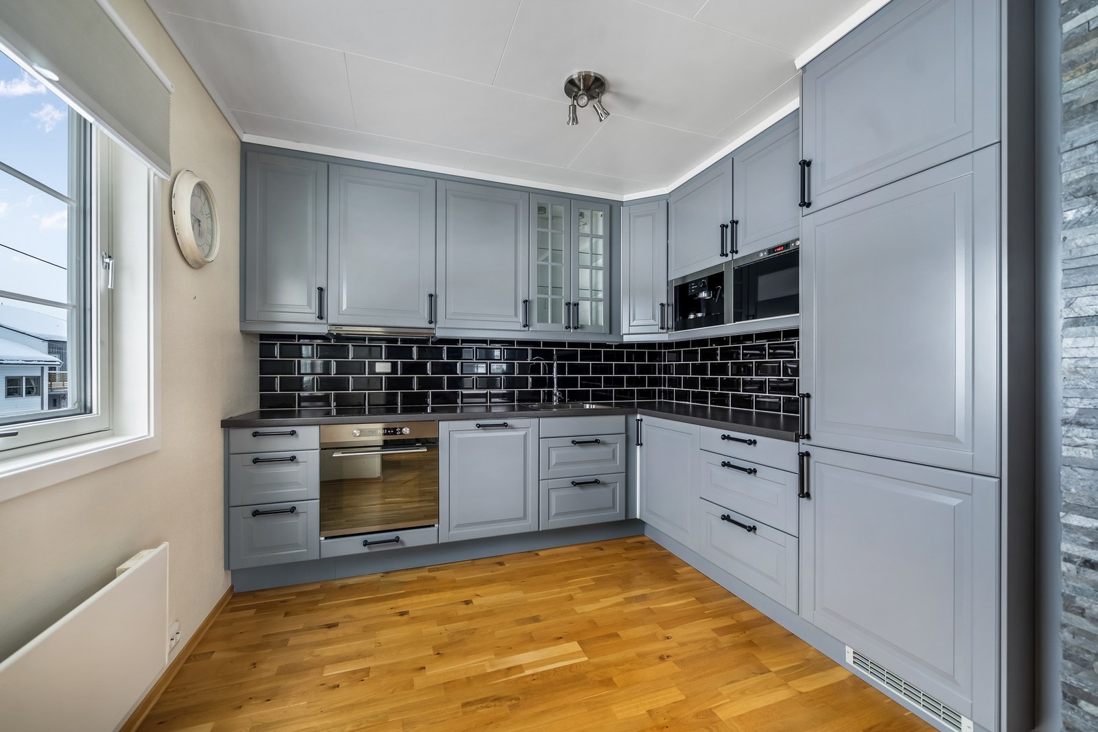 Svarte fliser over kjøkkenbenken. Galleribilde