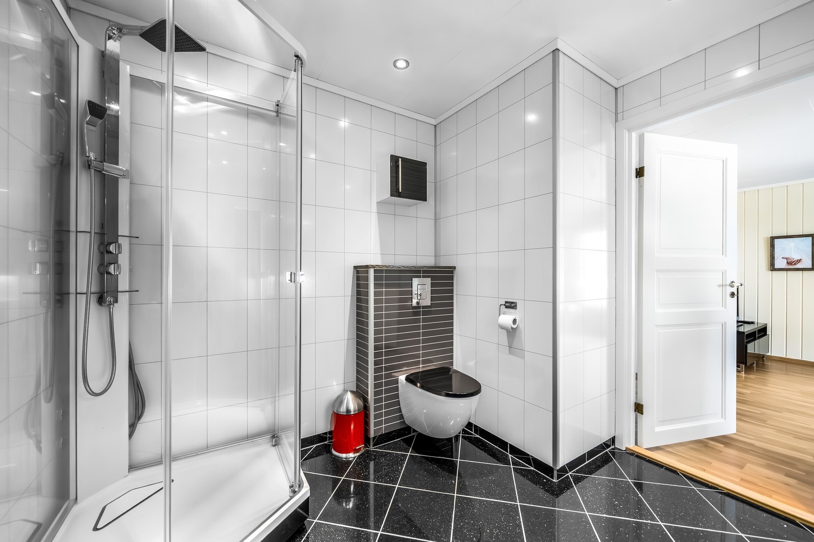 Elegant bad med mørke gulvfliser med skimmer som gir badet et eksklusivt uttrykk. Galleribilde