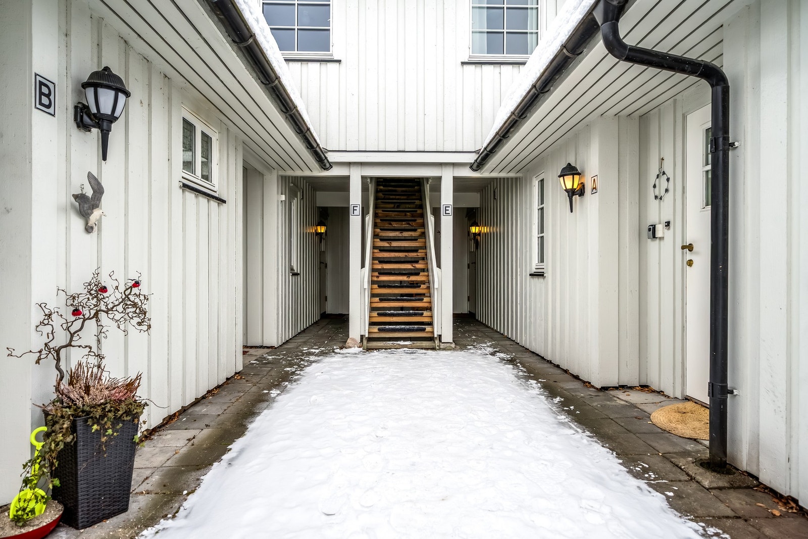 Velkommen inn (opp trappa). Galleribilde