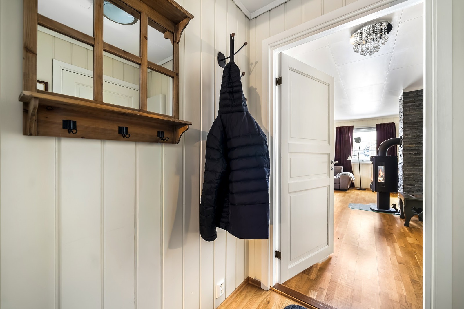 Praktisk inngangsparti med plass til å henge fra seg yttertøy. Galleribilde