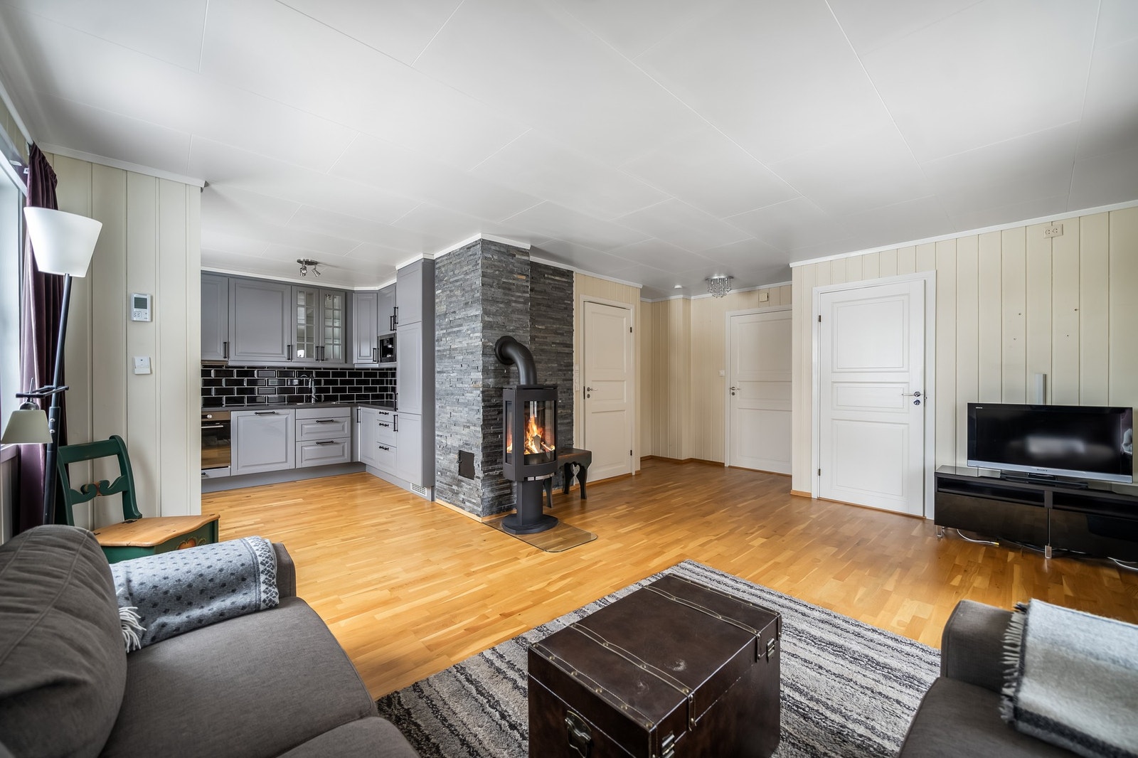 Stue og kjøkken har en åpen løsning som skaper en romslig og sosial atmosfære. Galleribilde