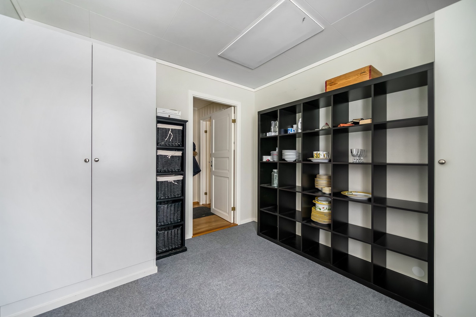 Soverom 1 har 2 garderobeskap. Galleribilde