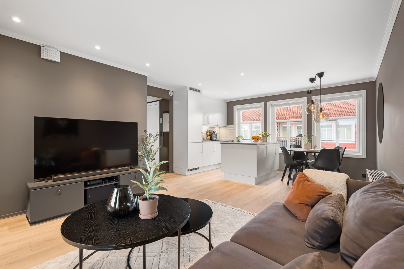 Det er lagt nytt gulv i leiligheten, og spotter i tak som som gir et moderne inntrykk. Galleribilde