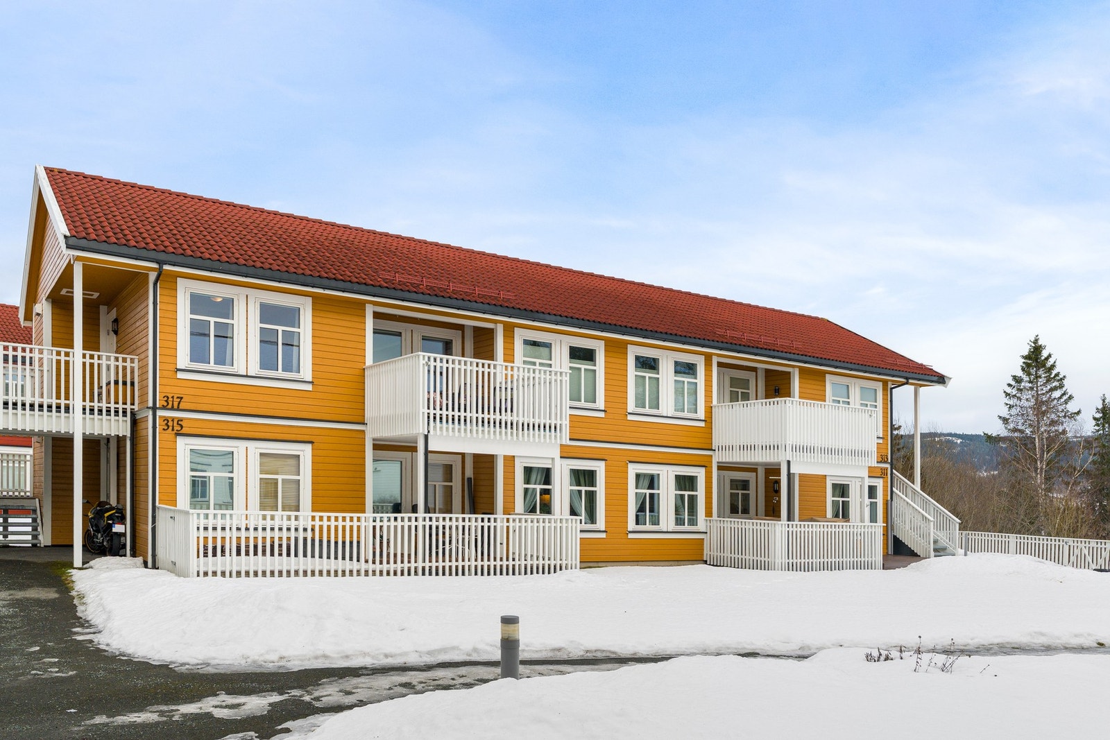 Leiligheten ligger fint til i byggets 2. etasje (toppetasje). Galleribilde