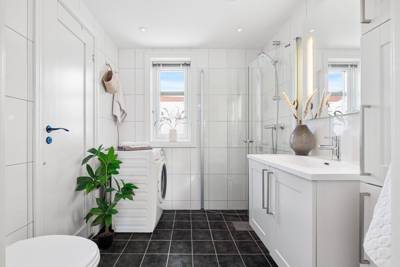 Lyst og flott bad med opplegg for vaskemaskin. Badet har fått tildelt tg1 av takstmann. Galleribilde