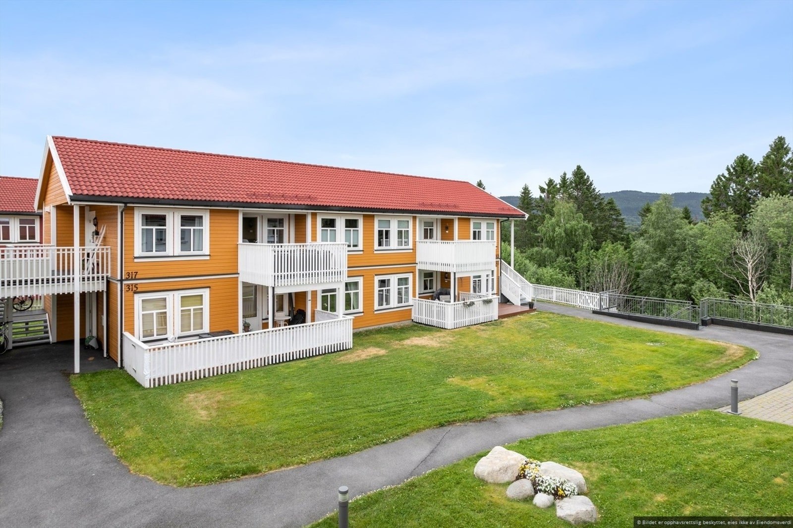 Her bor du i et rolig og familievennlig område med kort vei til blant annet skole, barnehage og dagligvarebutikk. Galleribilde