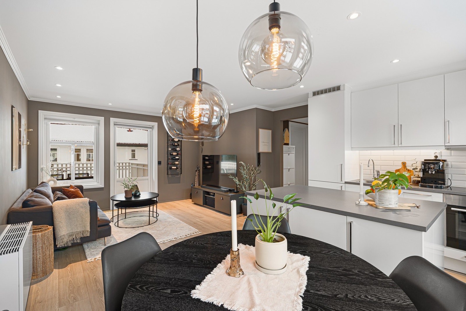 De store vindusflatene i boligen gir rikelig med naturlig lysinnslipp. Galleribilde