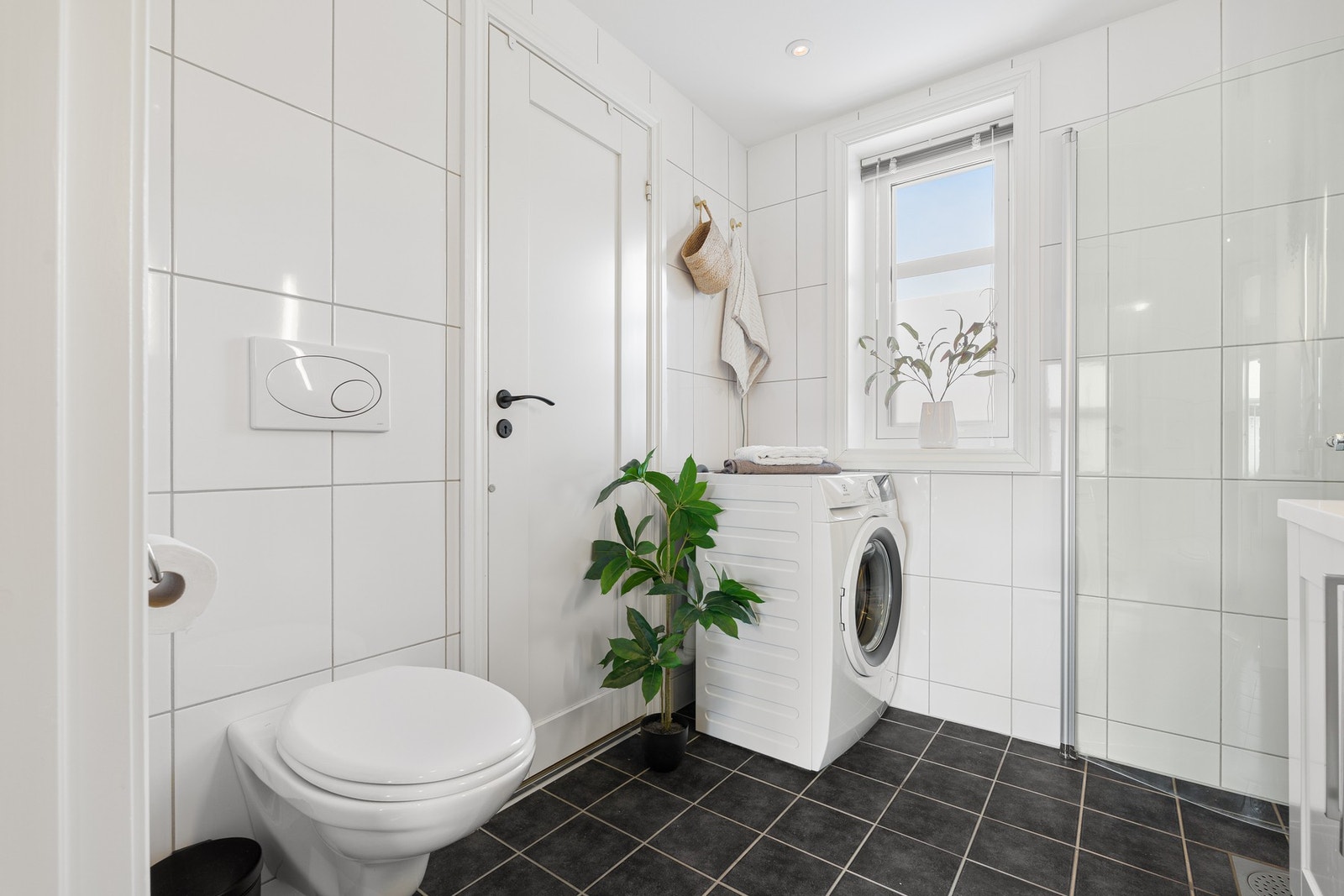 Fra badet har man tilgang til praktisk bod/teknisk rom. Galleribilde