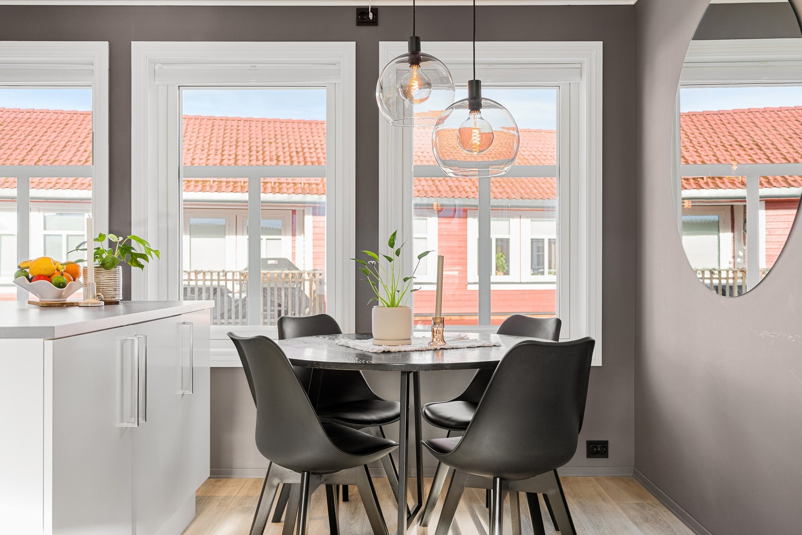 Spiseplassen finner sin naturlige plass i forbindelse med kjøkkenet. Galleribilde