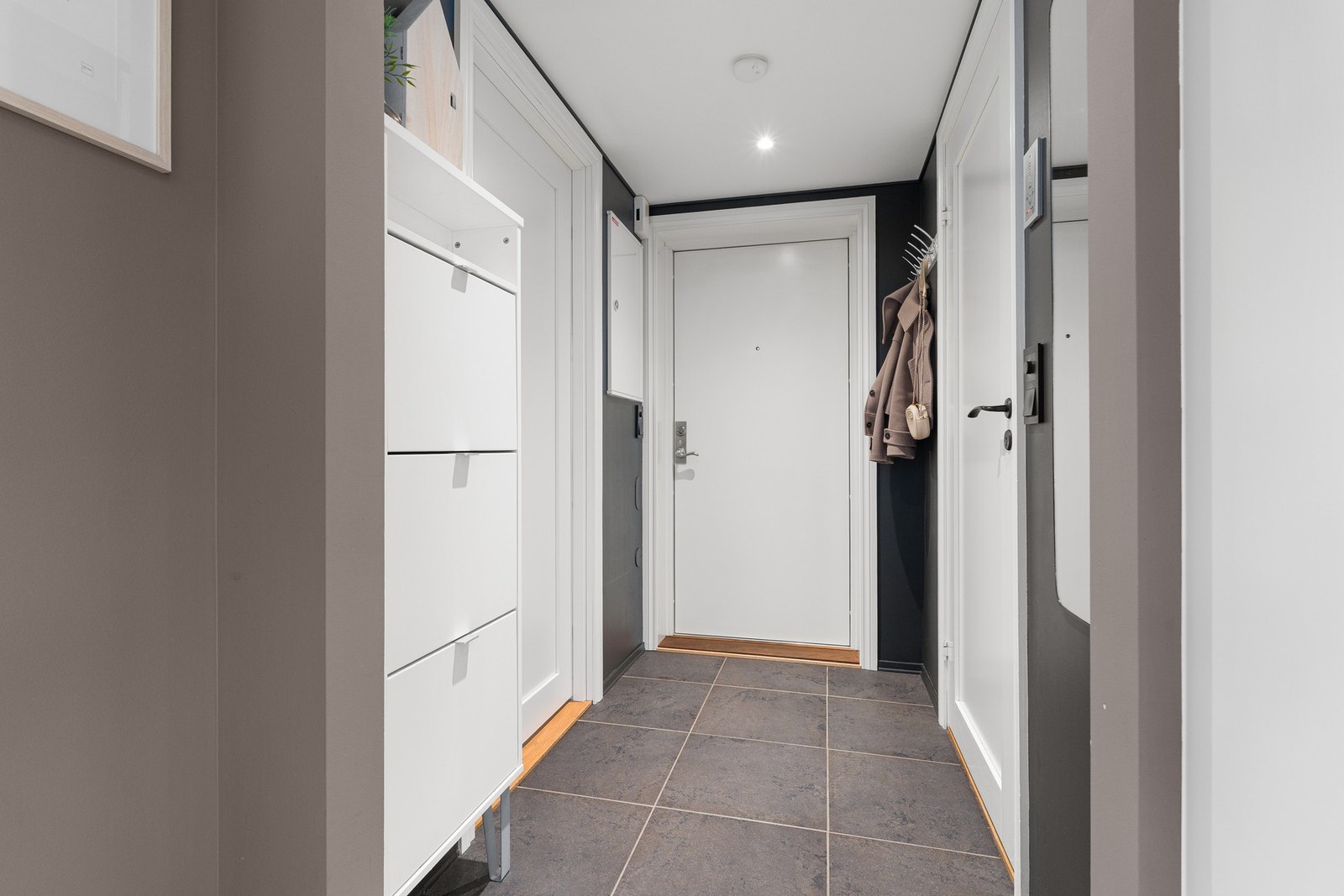 Gang med plass til oppheng av yttertøy og sko. Galleribilde