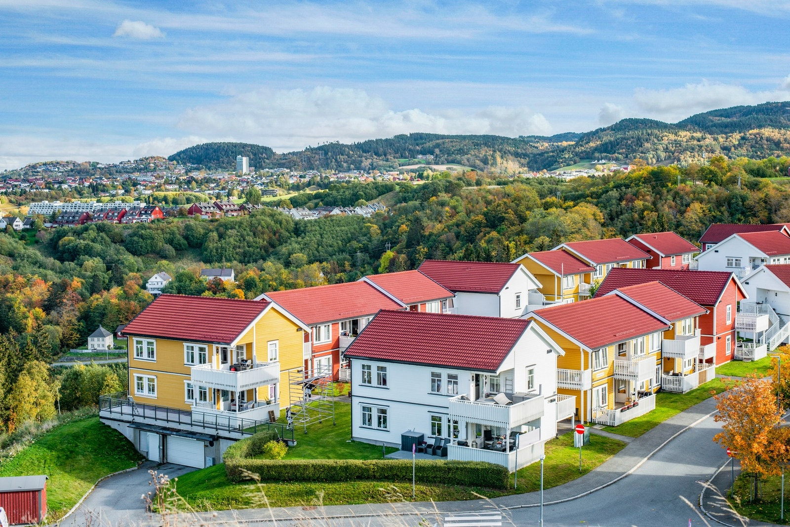 Det er rikelig med gjesteparkering i boligfeltet. Galleribilde