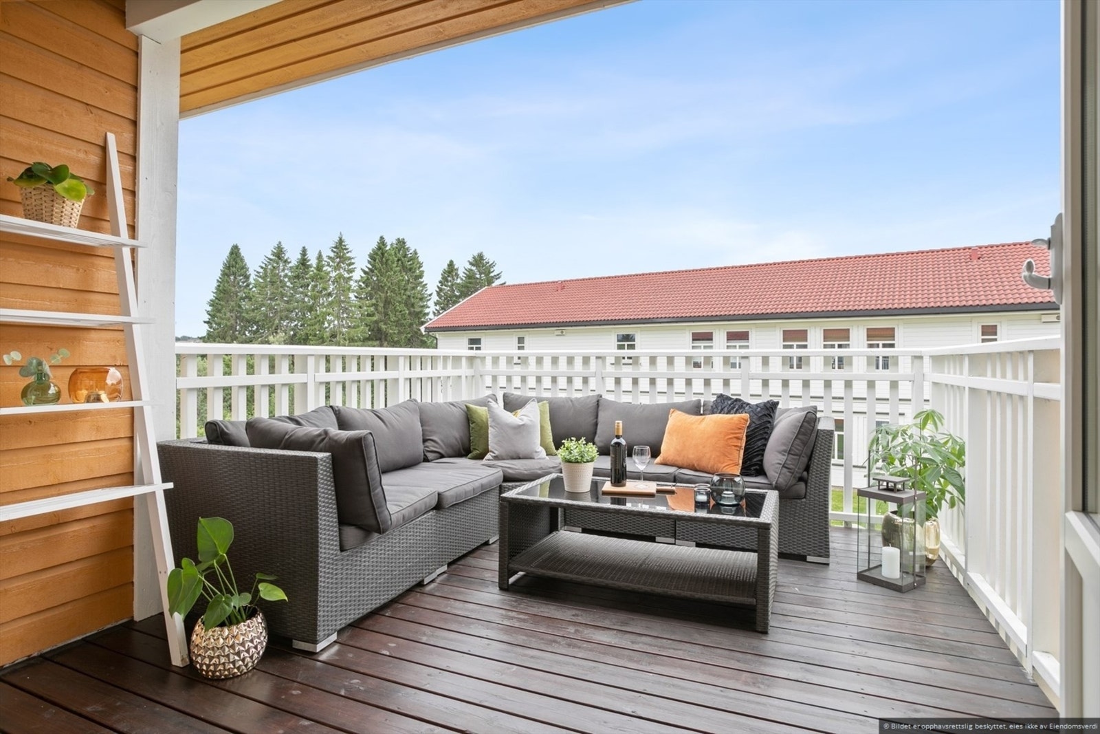 Fra stua har man tilgang til romslig veranda på hele 10,5kvm. Galleribilde