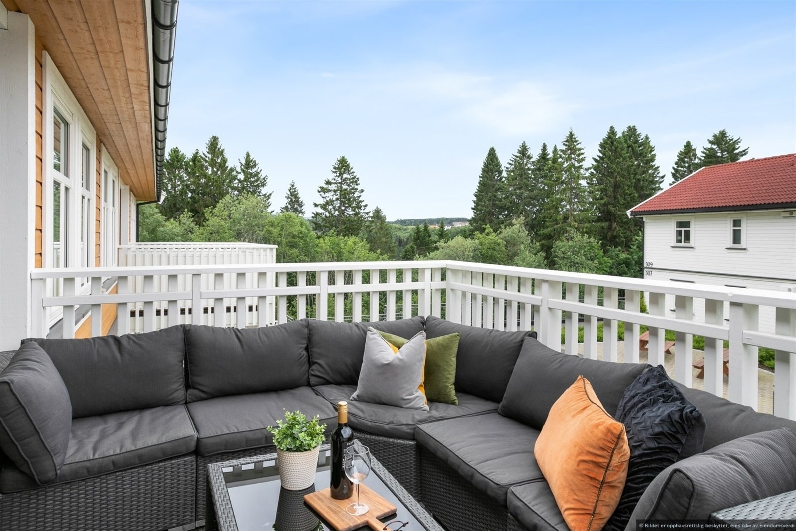 Verandaen er vendt mot sørvest og byr på gode solforhold. Galleribilde