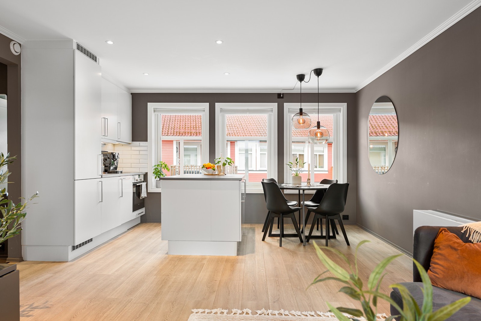 Den åpne løsningen mellom stua og kjøkkenet bidrar til en god romfølelse. Galleribilde