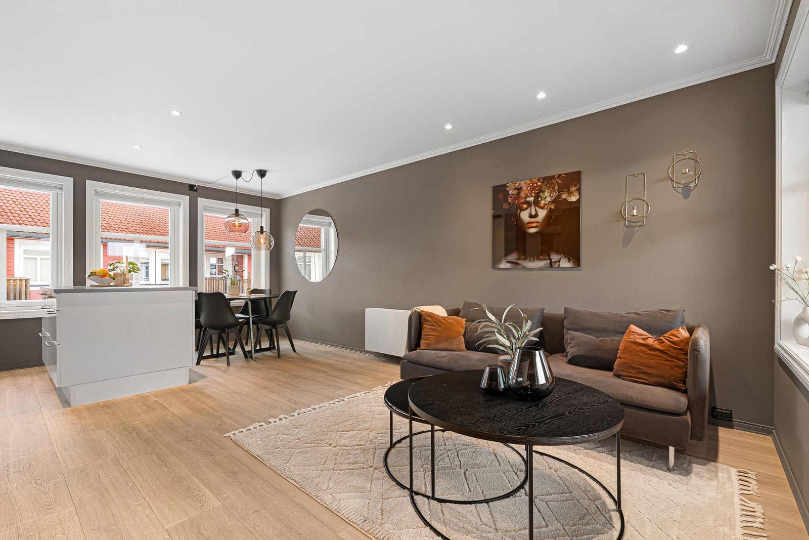 Det er lagt spotter i taket og nytt gulv på stue og kjøkken. Galleribilde