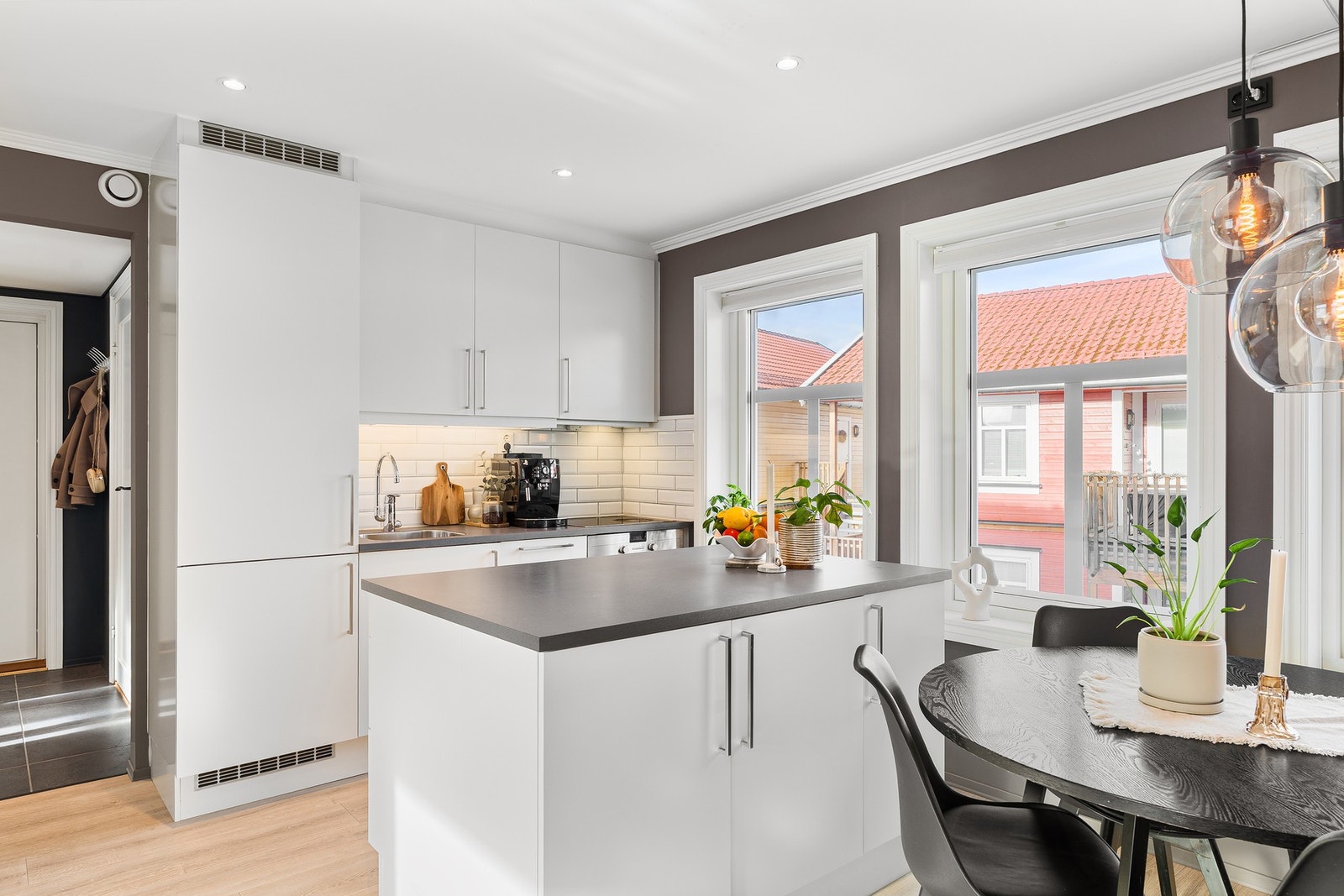 Kjøkkenet har en praktisk barløsning som bidrar til ekstra skap- og benkeplass. Galleribilde