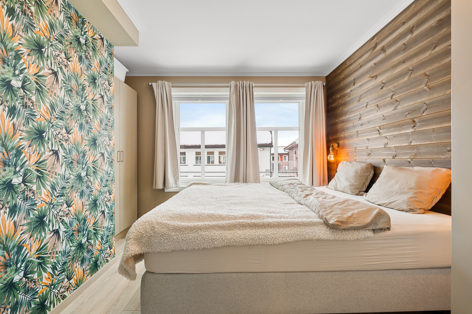 Her har man godt med plass til dobbeltseng, nattbord og garderobeløsninger. Galleribilde