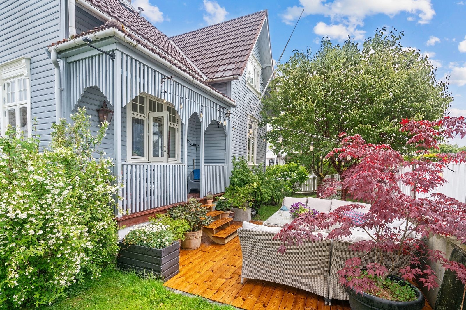 Herlig opparbeidet uteområde med flere soner og prydbusker. Galleribilde