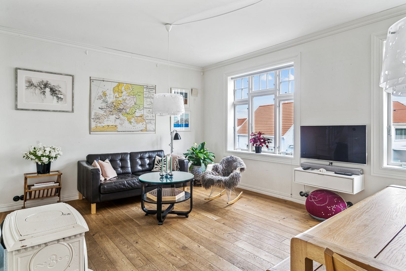 Peis i bolig. Store vindusflater med mye naturlig lys. Galleribilde