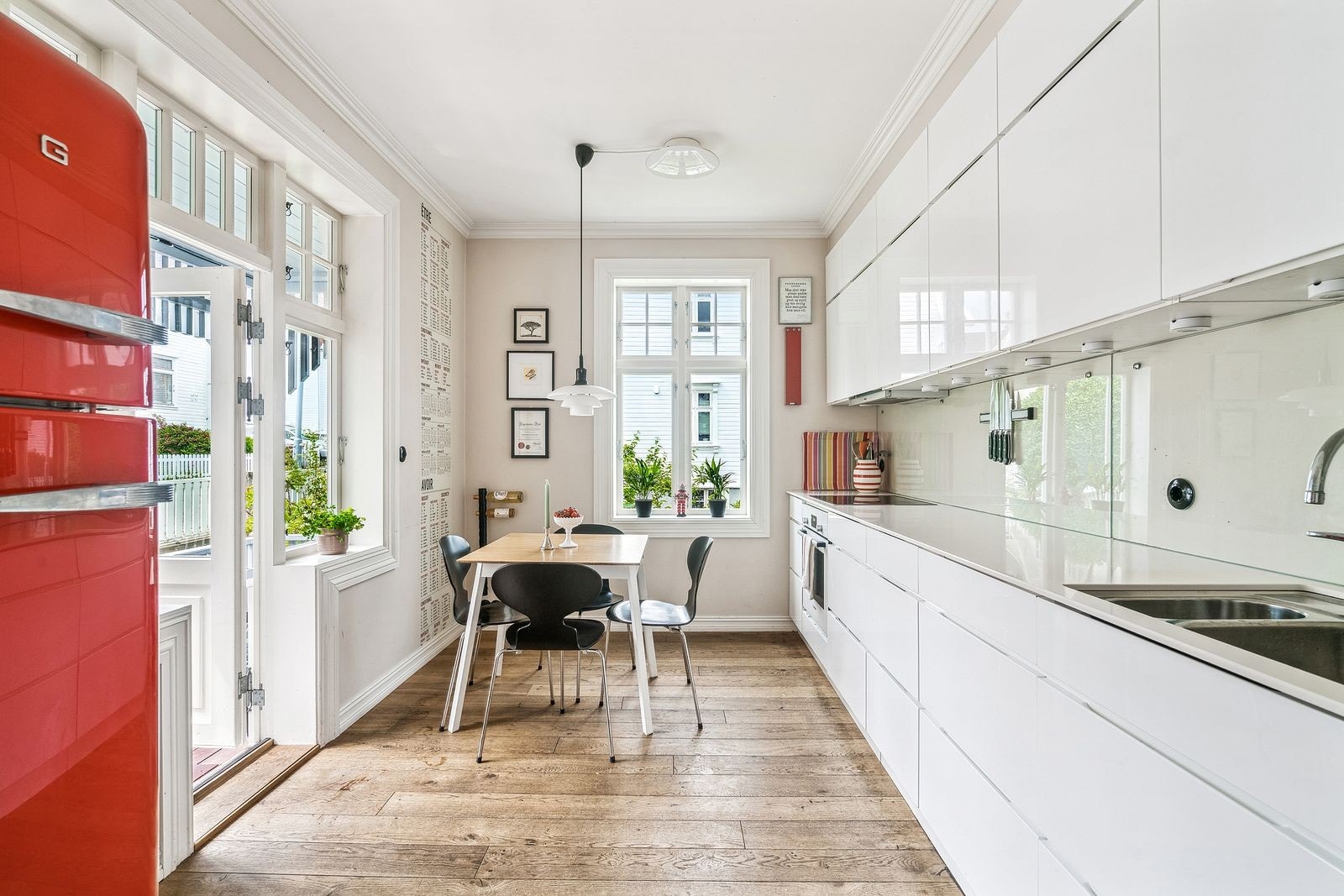 Kjøkken med utgang til hage. Galleribilde