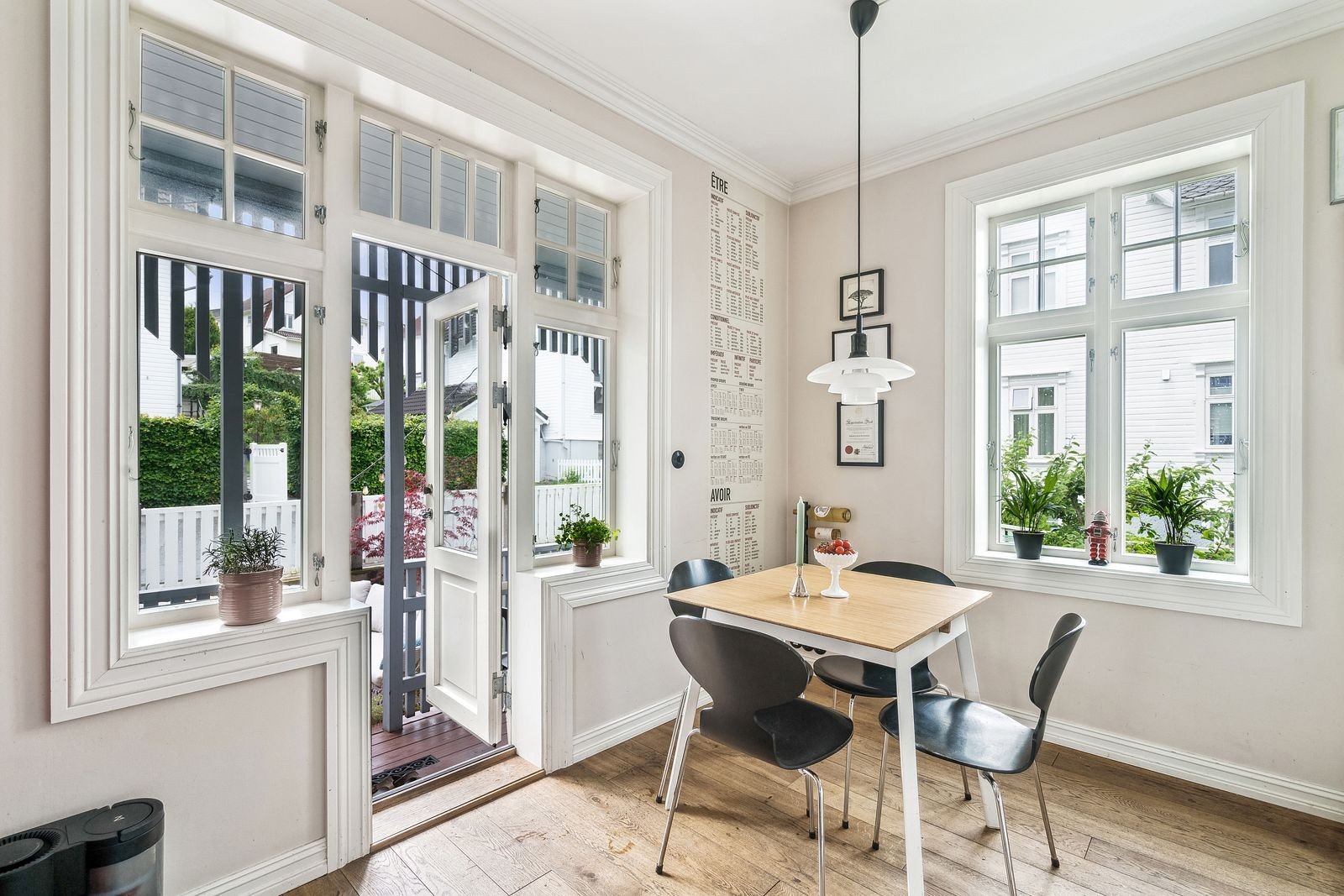 Fra kjøkkenet er det tilkomst til en liten terrasse/balkong med trapp til hagen. Galleribilde