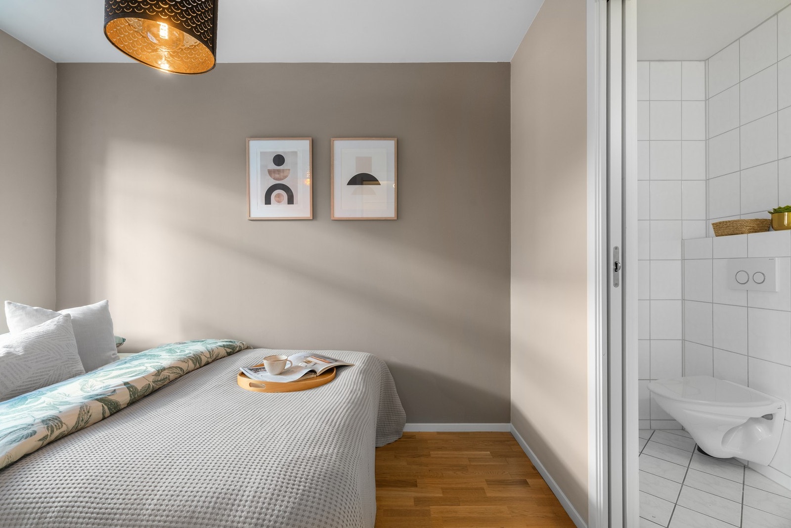 Soverommet er av god størrelse med plass til seng og garderobe. Galleribilde