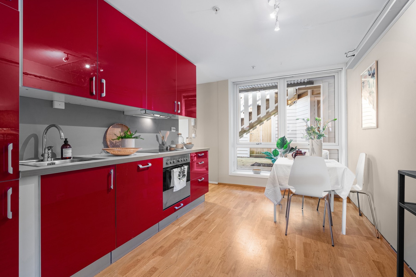 Praktisk kjøkken med god skap- og benkeplass. Galleribilde