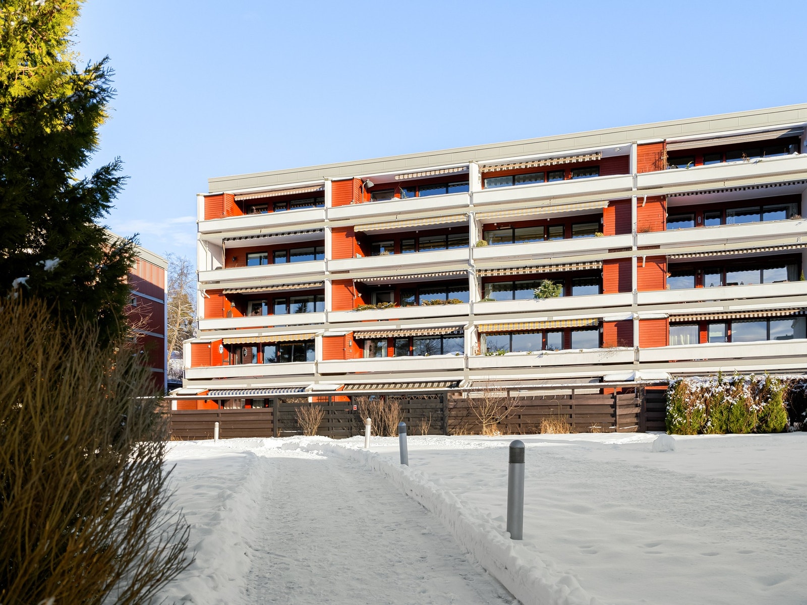 Boligen har en tilbaketrukket og rolig intern beliggenhet med trafikkstille omgivelser. Galleribilde