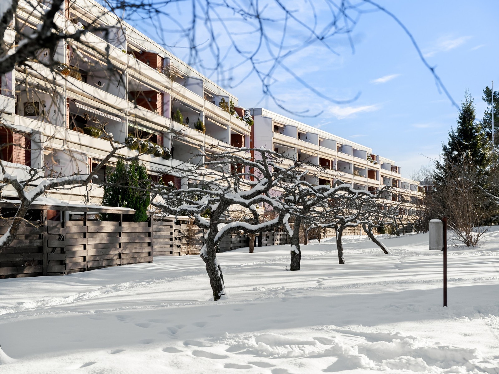 Mellom bygningene er det fellesarealer som passer til de aller fleste, med sittebenker og lekeapparater. Galleribilde