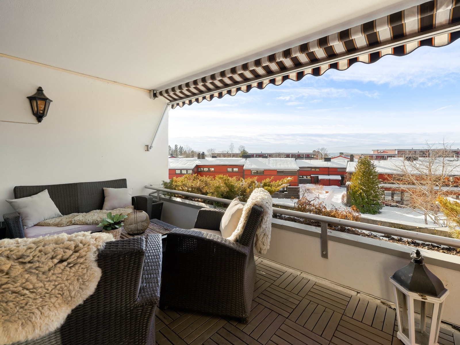 Balkongen er målt til hele 11 kvm, noe som gir mye plass til utemøblement og grill. Her er det tillatt med både elektrisk og gassgrill. Galleribilde