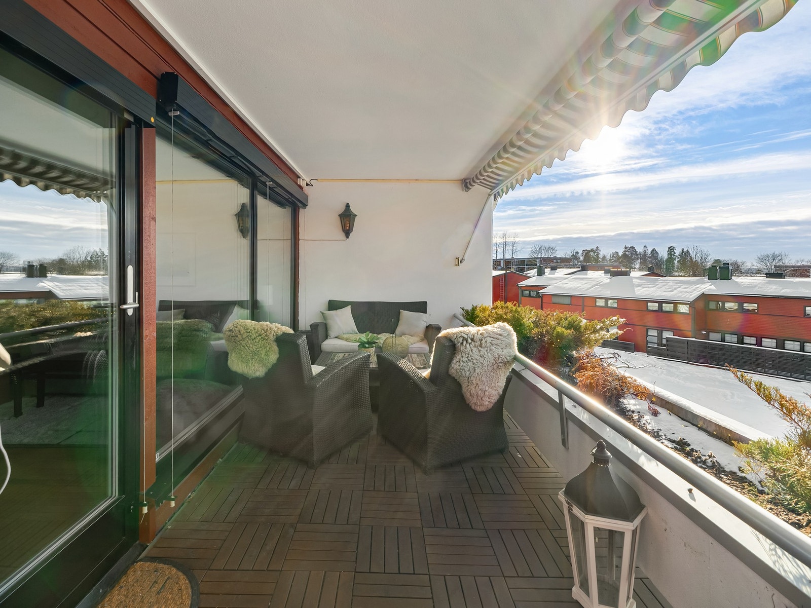 Den vestvendte beliggenheten gir rikelig med ettermiddags- og kveldssol i sommermånedene. Galleribilde