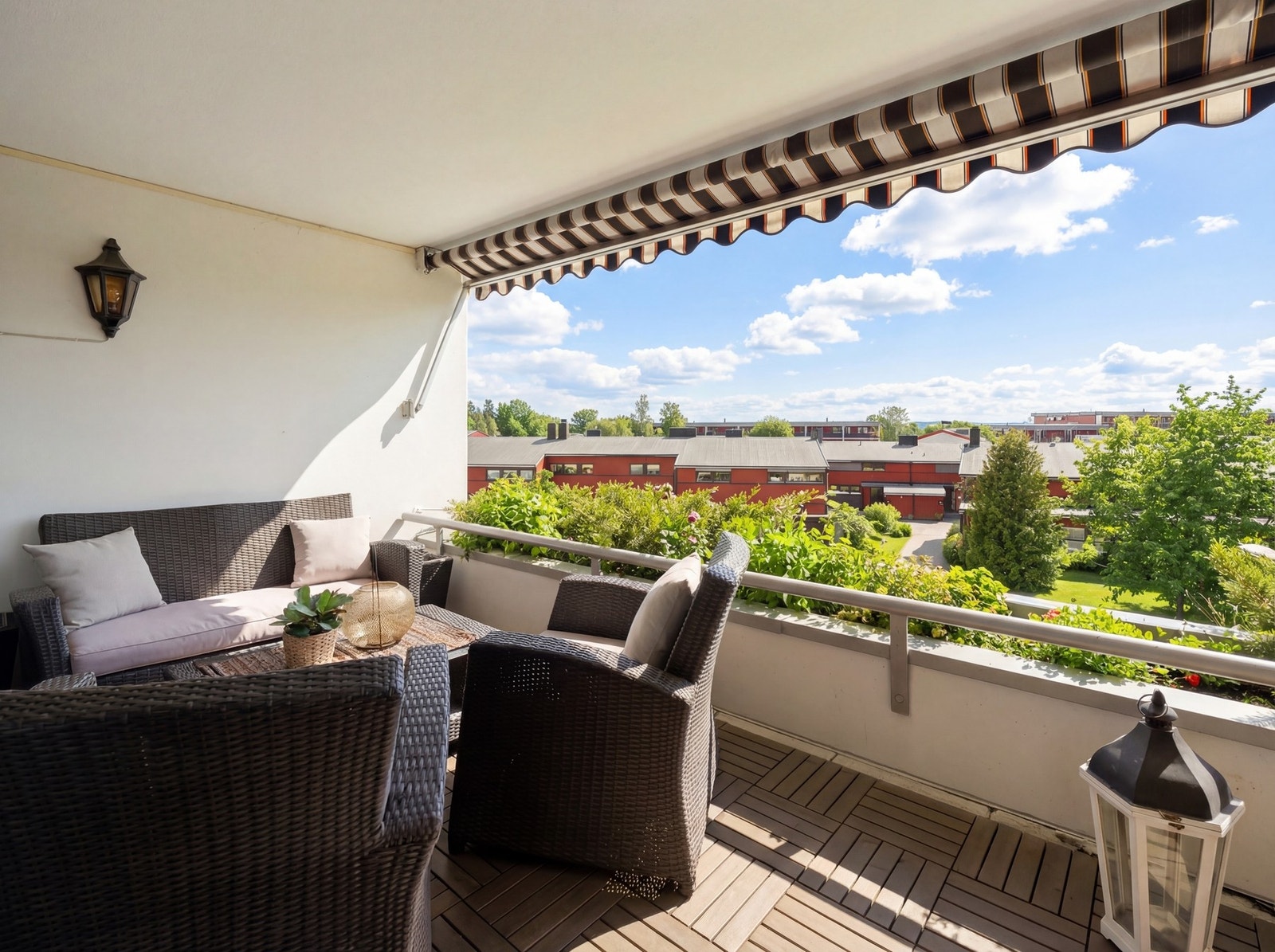 Vi tar en rask sniktitt på balkongen, for som du ser så kan det bli veldig fint her! (Bildet er redigert med KI for å illustrere sommerforhold). Galleribilde