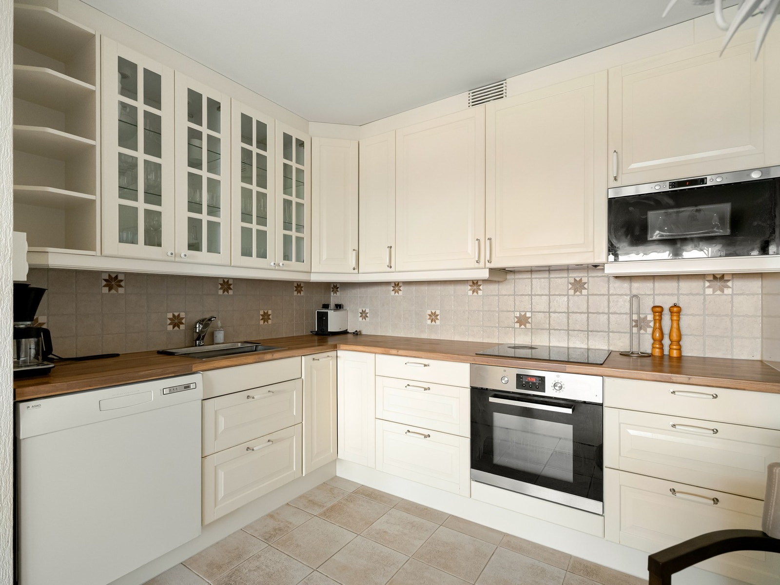 Det er godt med lagringsplass i over- og underskap, og fine arbeidsflater for den matglade. Galleribilde