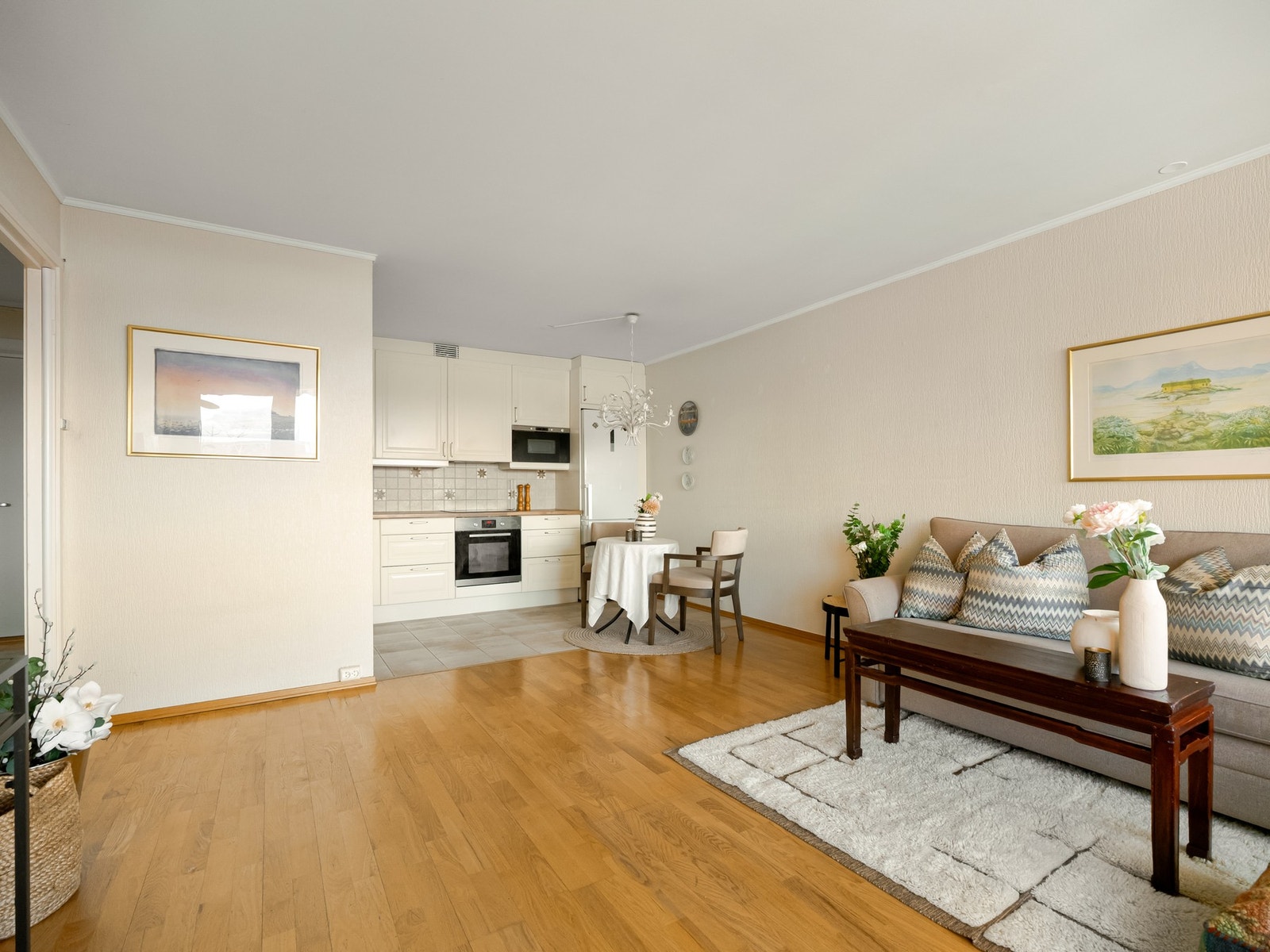 Stuen er romslig og gir gode muligheter til å innrede med sofagruppe, spisebord og øvrig møblement. Galleribilde