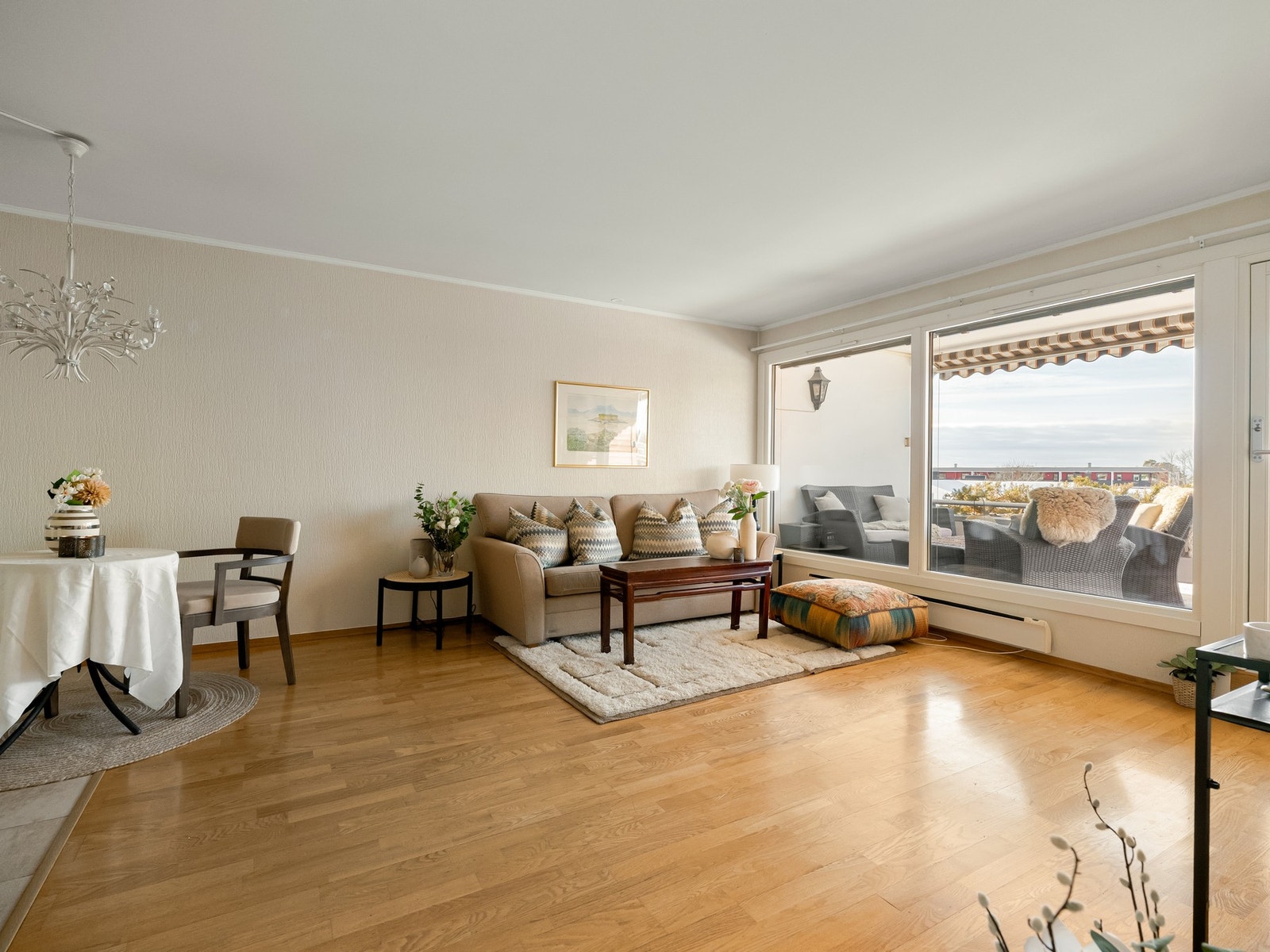 Vi beveger oss inn til boligens naturlige oppholdsrom, nemlig stuen. Galleribilde