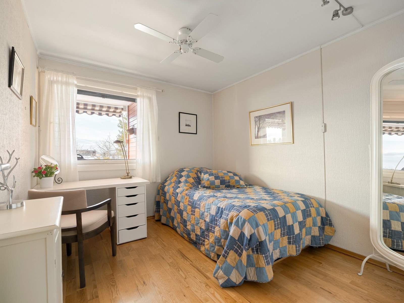 Fra stuen beveger vi oss gjennom gangen og inn til leilighetens soverom som er av god størrelse. Galleribilde